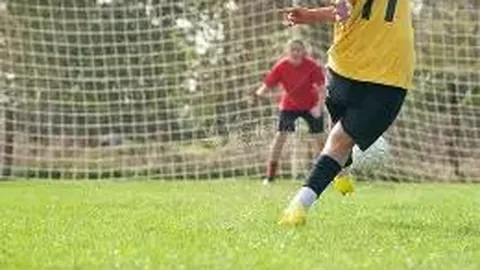 欧冠末段惊现平局！激情庆祝引发冲突，两人染红角旗遭破坏